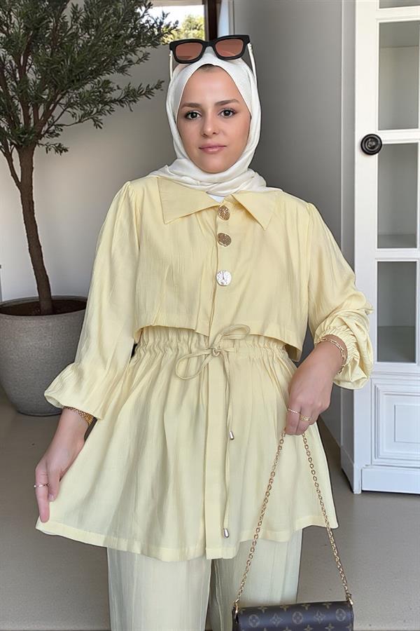 Kadın Tesettür İkili Takım – Çilek Kumaş Yazlık Düğmeli Tunik ve Pantolon Sarı