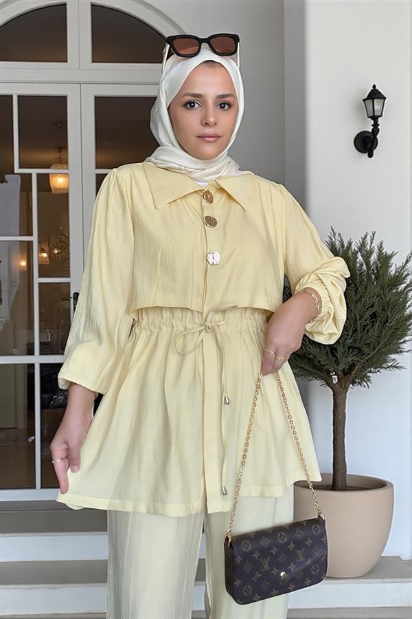 Kadın Tesettür İkili Takım – Çilek Kumaş Yazlık Düğmeli Tunik ve Pantolon Sarı