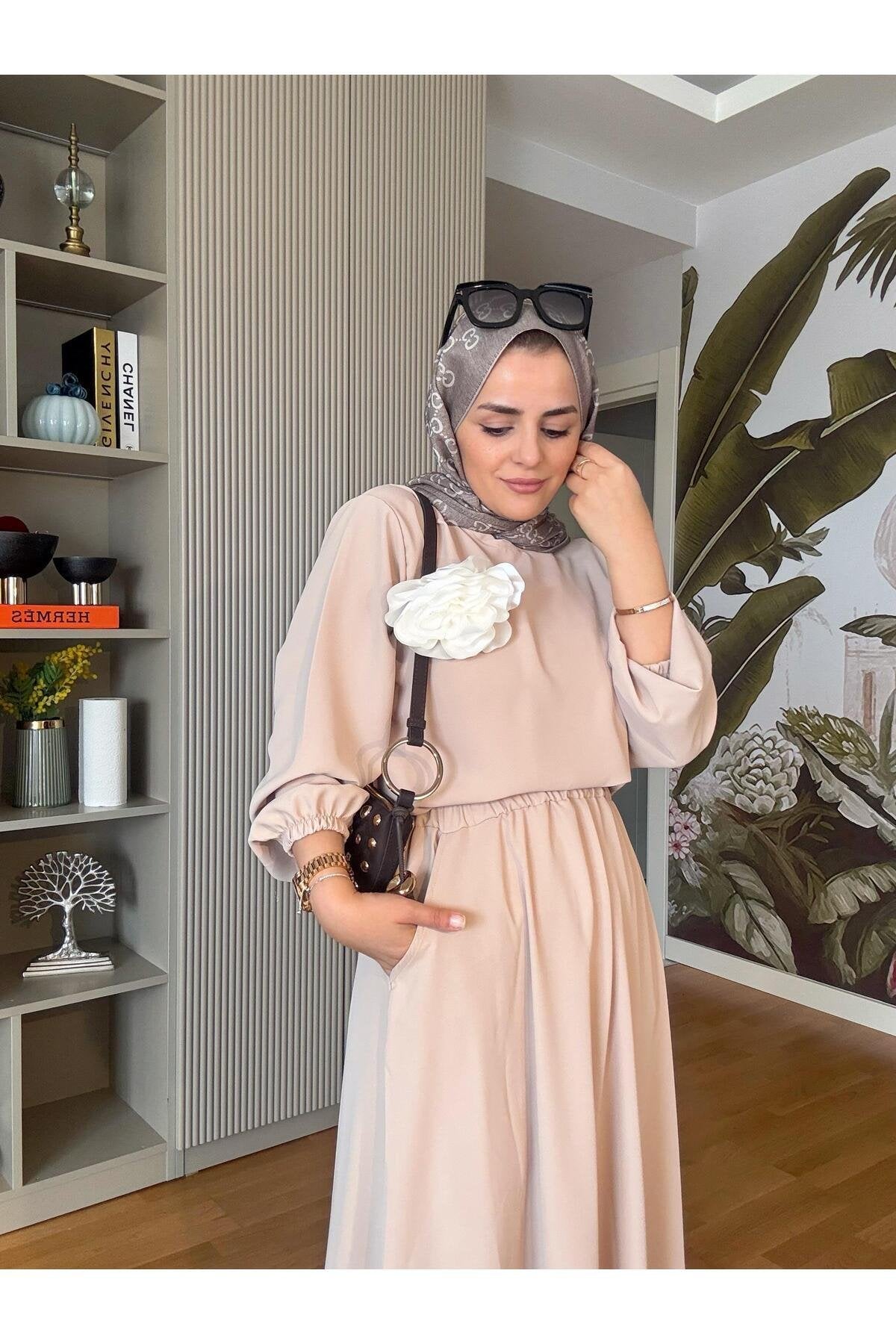 Broş Detaylı Etekli Takım Bej