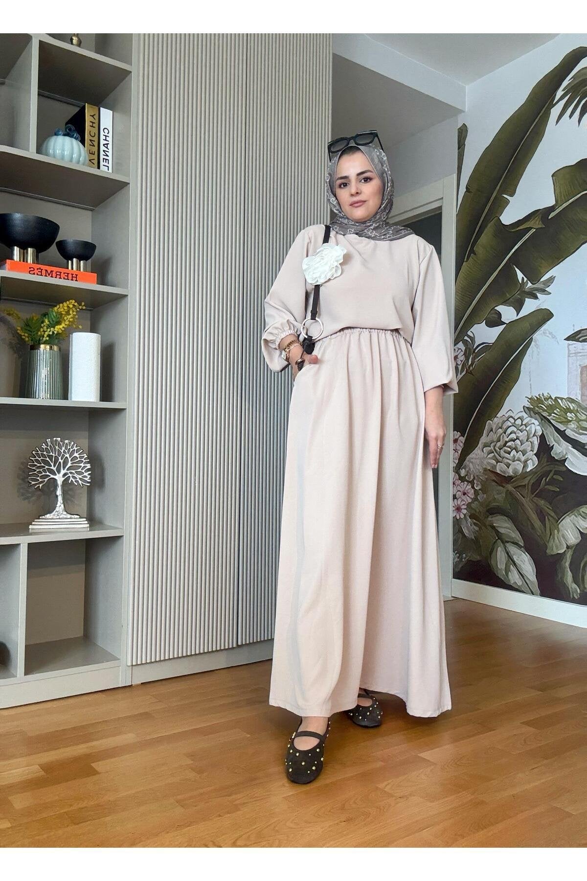 Broş Detaylı Etekli Takım Bej