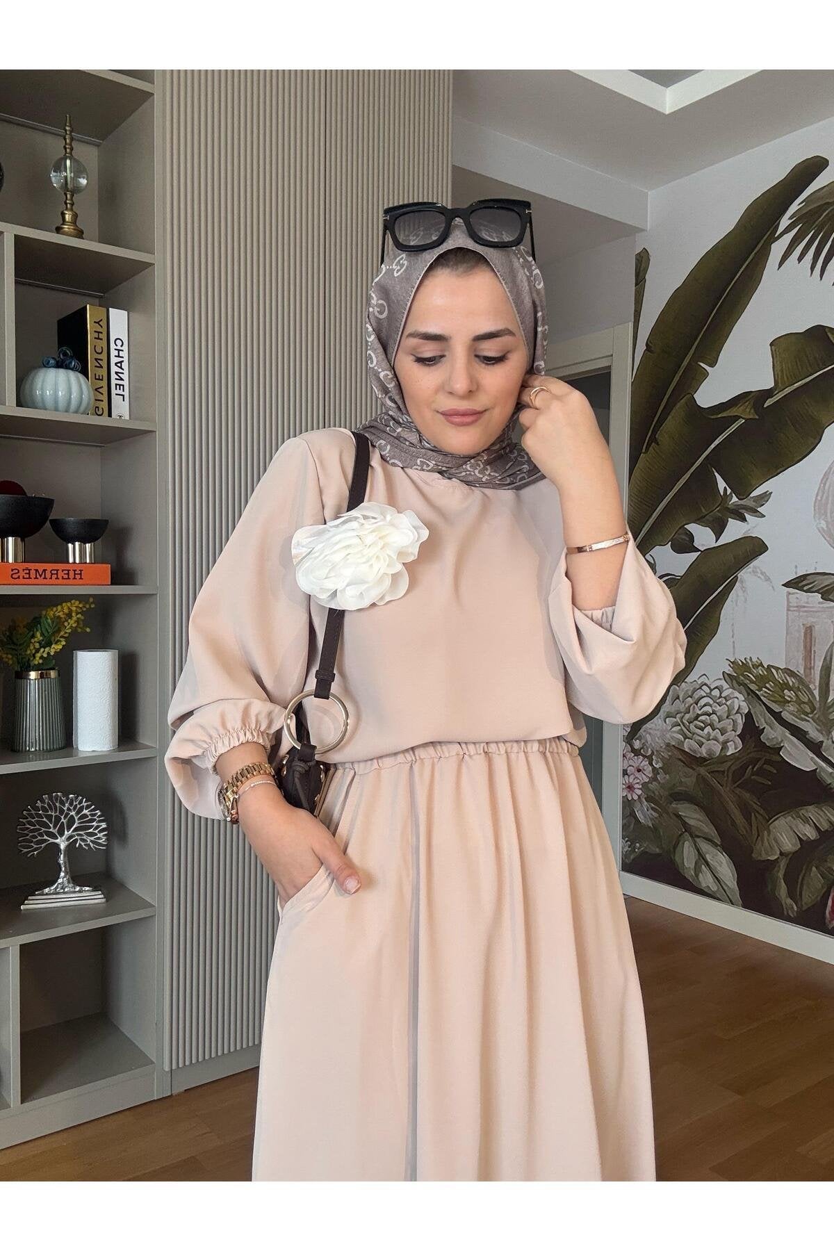 Broş Detaylı Etekli Takım Bej