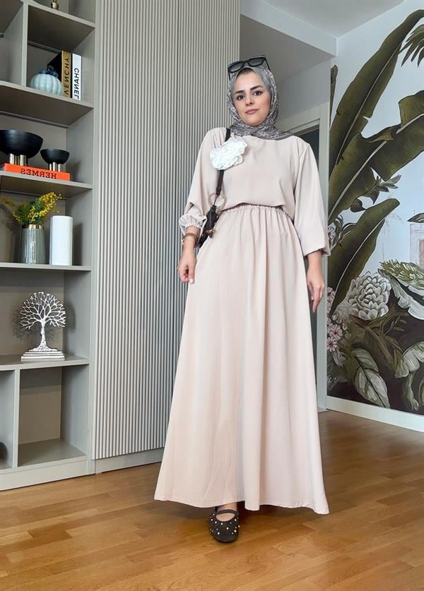 Broş Detaylı Etekli Takım Bej