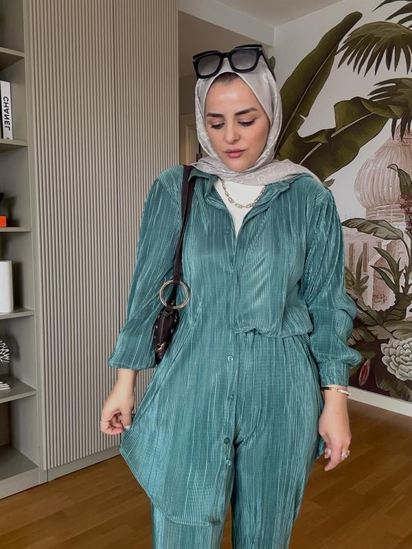 Pileli Saten Gömlekli Takım Nil Yeşil