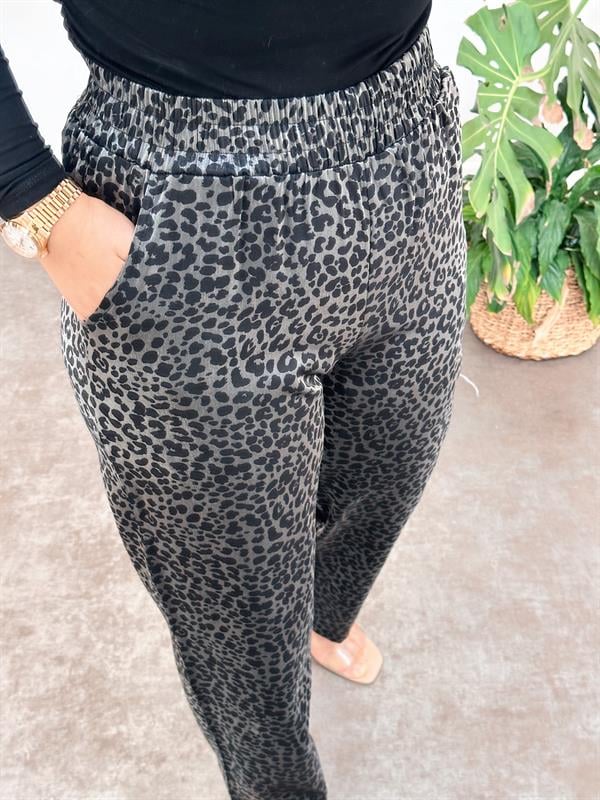 Leopar Desenli Parlak Dokuma Pantolon Siyah