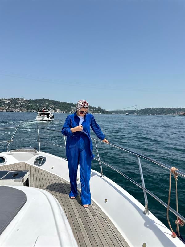 Pileli Saten Gömlekli Takım Sax Mavi