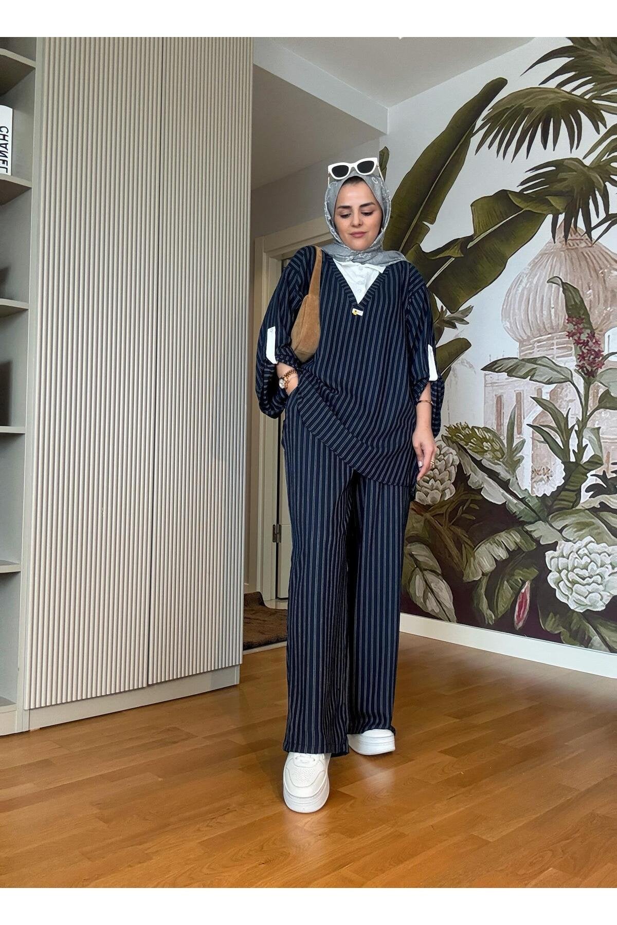 Çizgili Gömlekli Geniş Kol Düğmeli Takım Lacivert