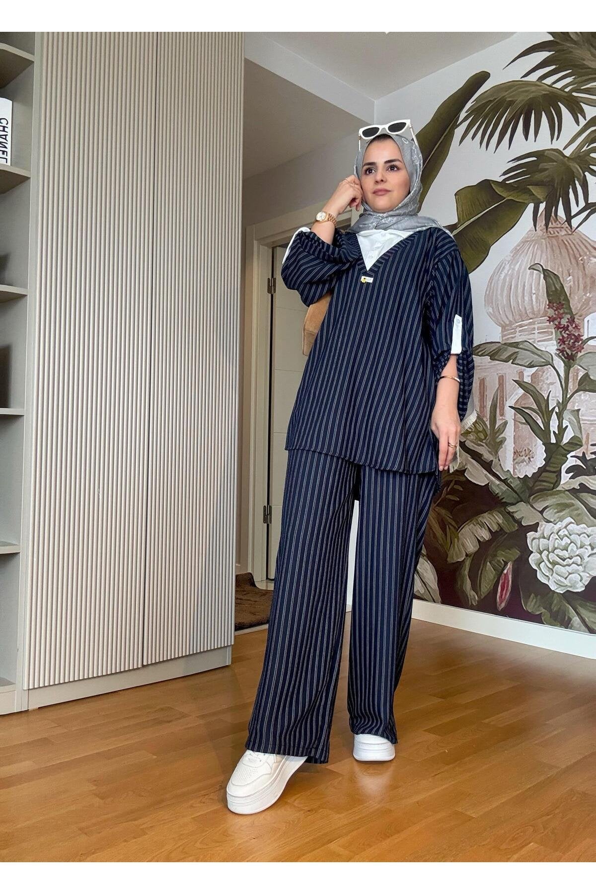 Çizgili Gömlekli Geniş Kol Düğmeli Takım Lacivert