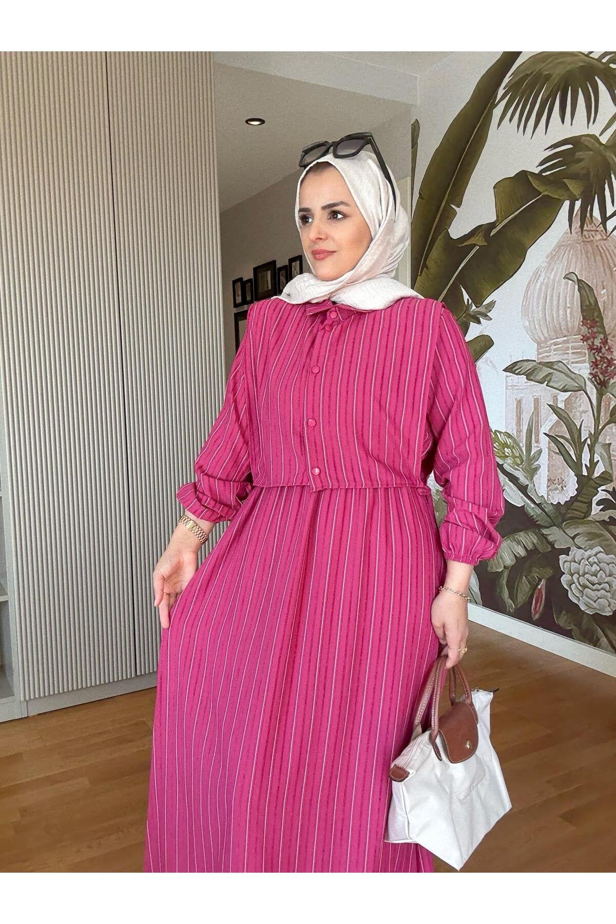 Çizgili Gömlek Detaylı Yazlık Elbise Takım – Renkli ve Konforlu Stil Fuşya