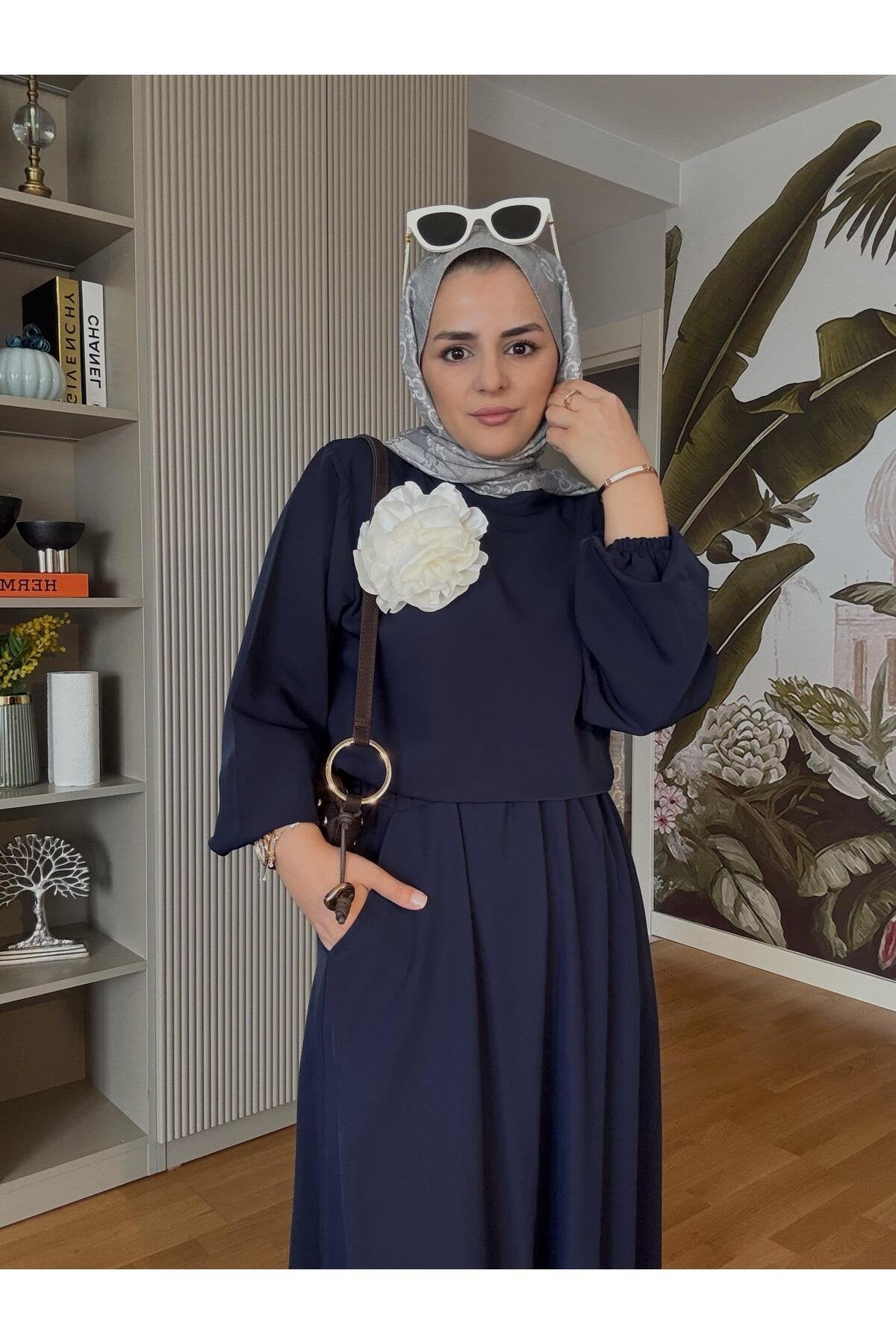 Broş Detaylı Etekli Takım Bej