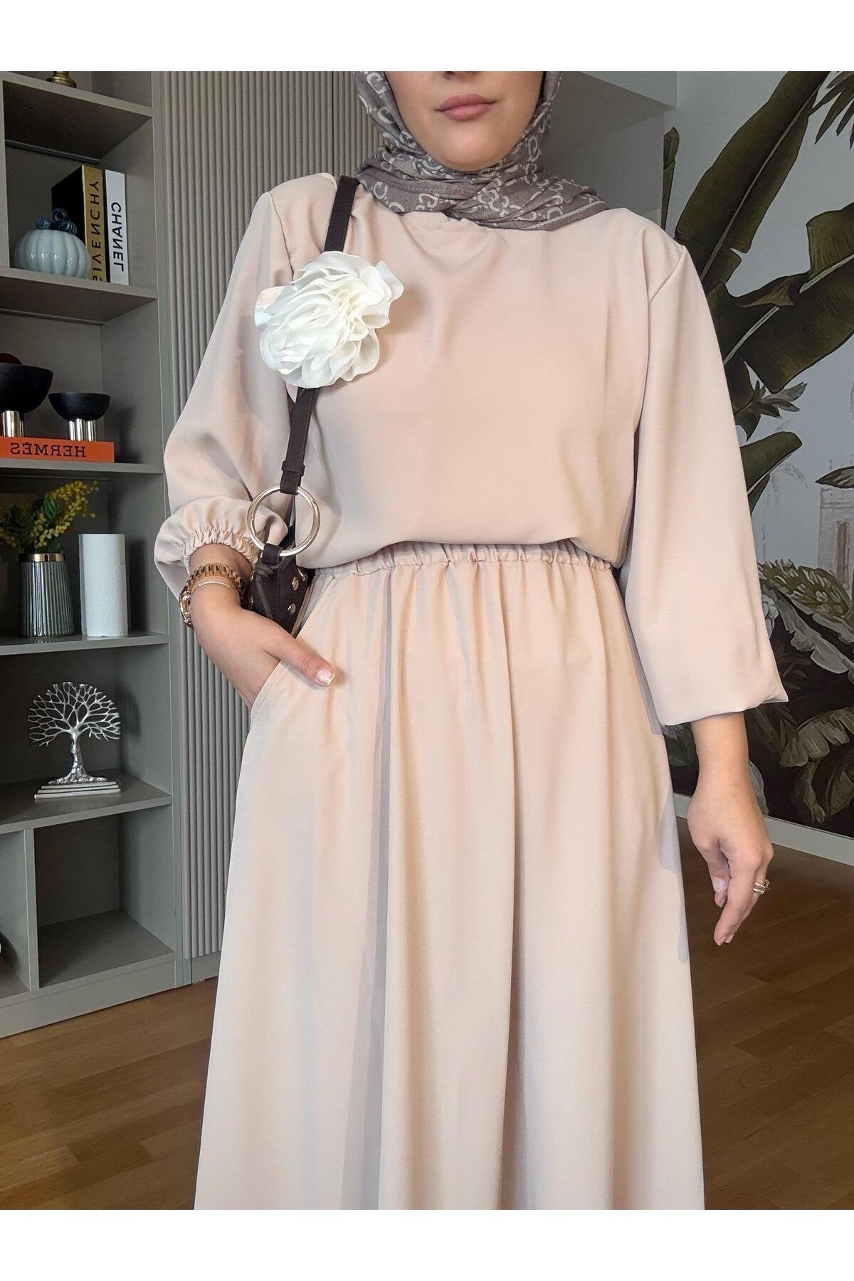 Broş Detaylı Etekli Takım Bej