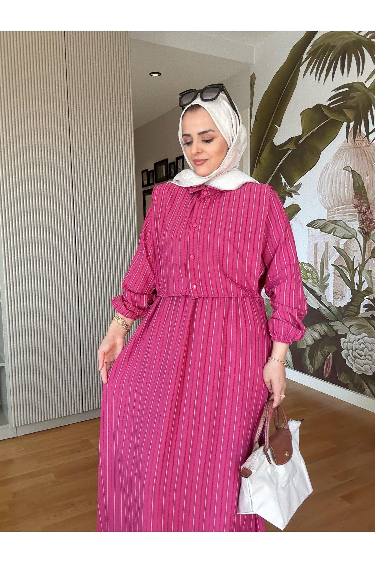 Çizgili Gömlek Detaylı Yazlık Elbise Takım – Renkli ve Konforlu Stil Fuşya