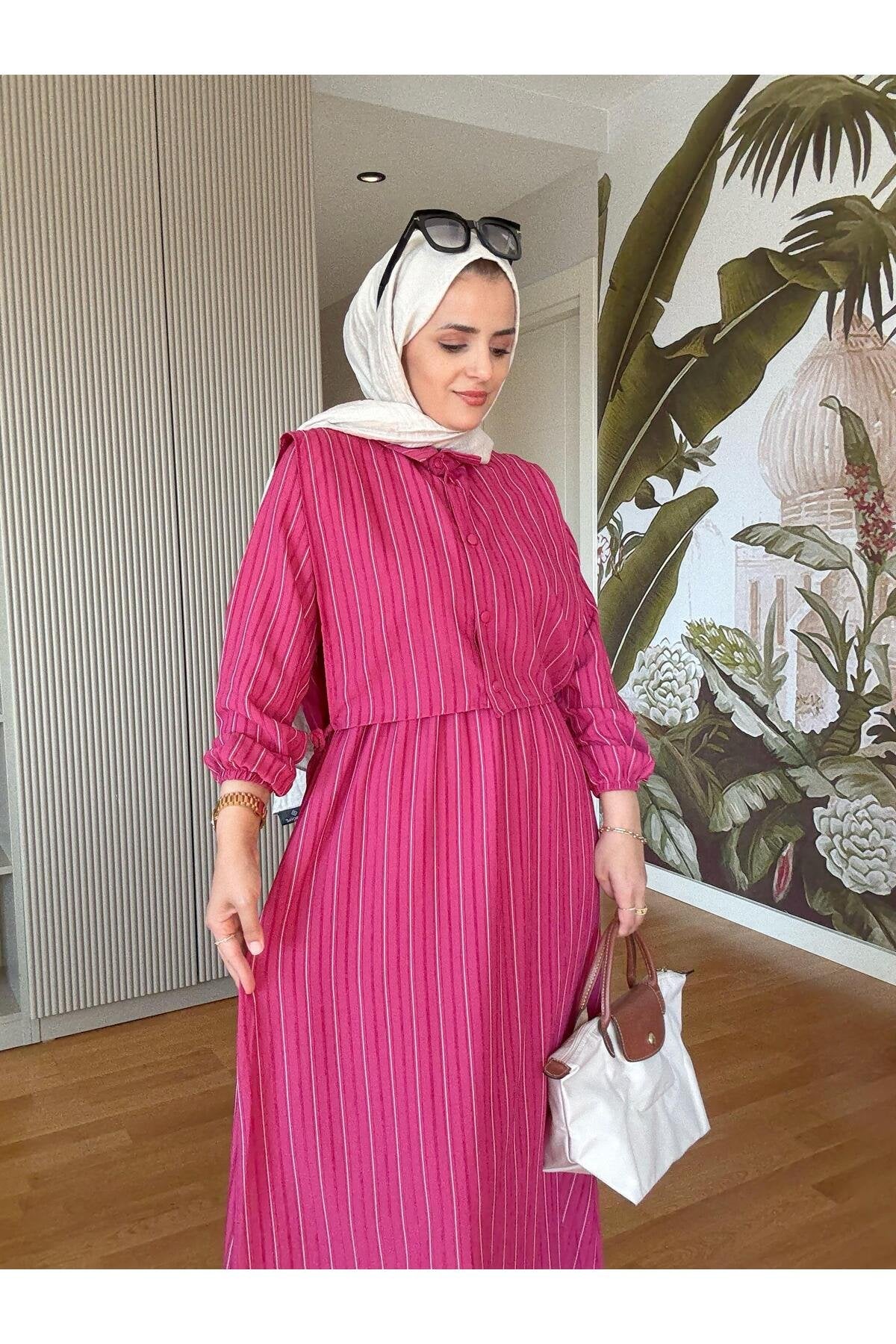 Çizgili Gömlek Detaylı Yazlık Elbise Takım – Renkli ve Konforlu Stil Fuşya